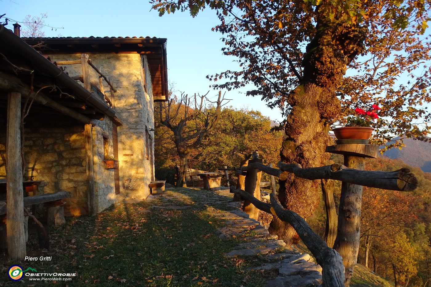 76 Bel cascinale con vista sui colli .JPG